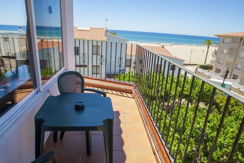 Hotel Comarruga Platja Екстериор снимка